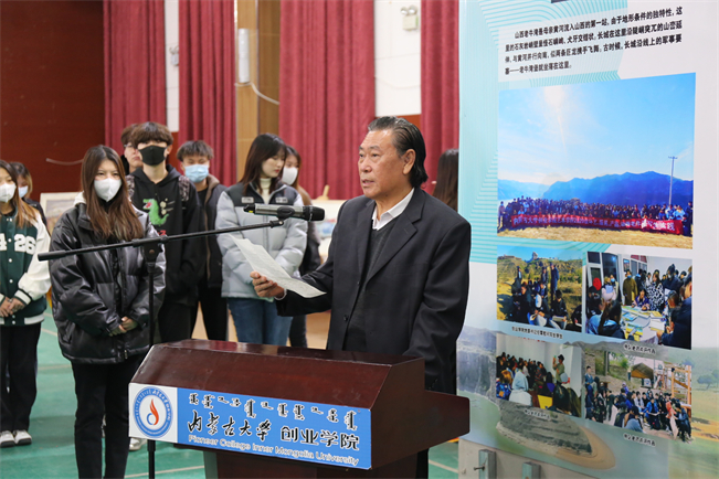 艺术学院院长王荣教授主持开幕式.jpg