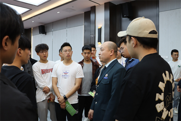 李永兵参谋为现场同学解读政策.JPG