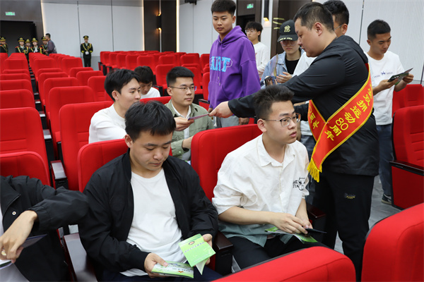 退役军人事务局为同学发放政策宣传册.JPG