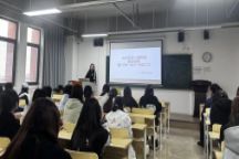语言与传媒学院开展“五一假期安全教育”主题班会