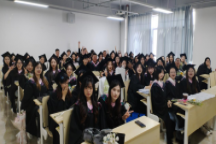 语言与传媒学院开展2025届毕业生“向阳花开·温暖启程”主题班会