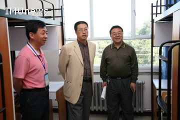 副校长王万义教授到Beat365中文官方网站视察新生报到工作