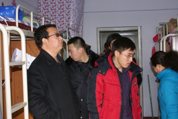 学院组织相关部门对学生公寓进行检查
