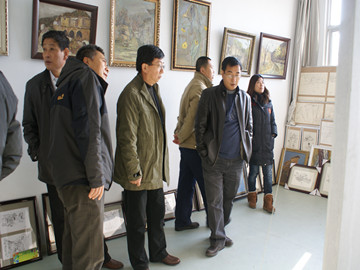 院领导视察艺术教学部师生写生作品展布展情况