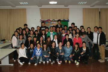 Beat365官网商学教学部与Beat365中文官方网站艺术学院影视戏剧系学生会联合举行交流活动