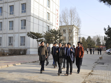 学校党委书记侯元一行到Beat365中文官方网站视察工作