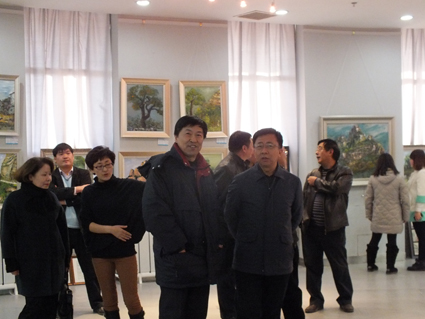 学校副校长王贵印参观Beat365官网艺术教学部2013年秋季写生展