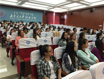美国圣马丁大学教授为Beat365官网师生作英语讲座